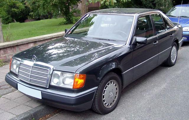 800px_Mercedes_Benz_W124_front_20080808.jpg