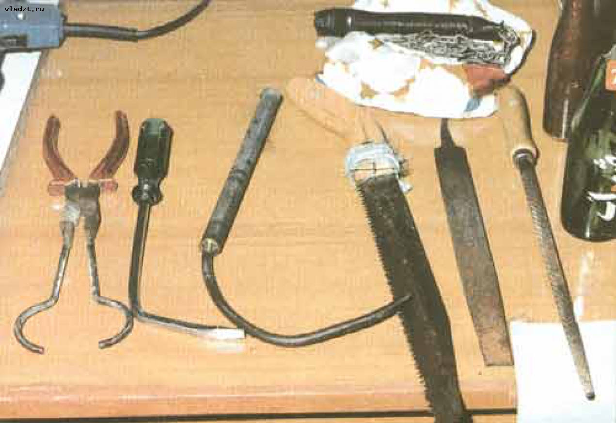 Пытки током задержанного. Набор инструментов для пыток. Инструменты пыток гестапо. Хирургические инструменты для пыток.