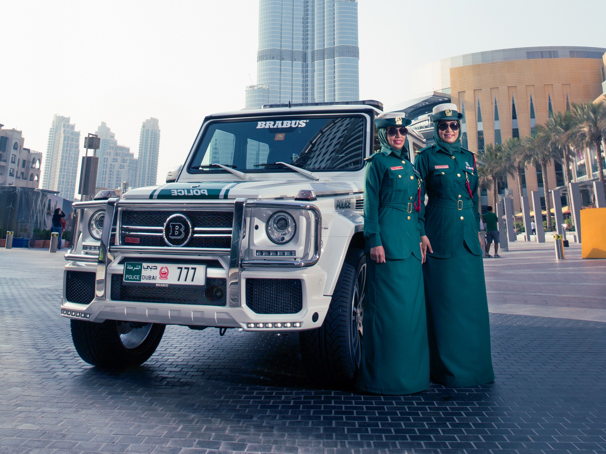 Дубайские машины. Полиция Дубая Брабус. Мерседес Брабус 700 Дубай. Гелик полиция Дубаи. Полиция Дубая Мерседес.