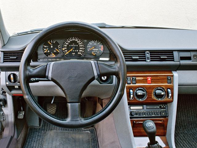 oettinger_mercedes_benz_300_e_3.jpeg