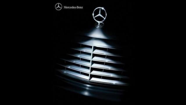 christmas-tree-decorated-with-tons-of-car-logos-has-mercedes-benz-star-on-top_1.jpg