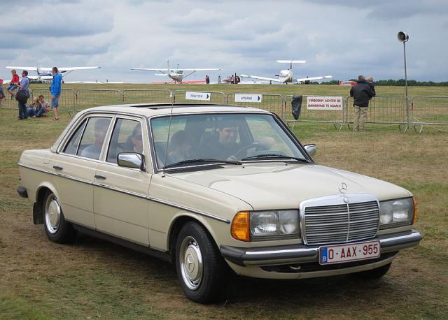 Mercedes-Benz_240D_departing_Schaffen-Diest_2015.JPG