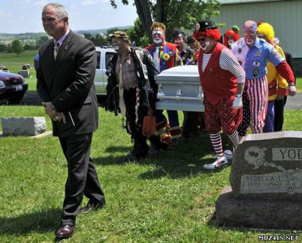 clown_funerals_640_09.jpg